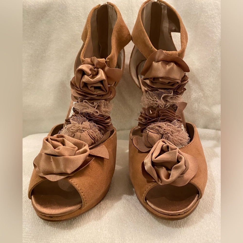 NWOT Baker Suede Size 8 Open Toe Heels with Floral and Lace Detail